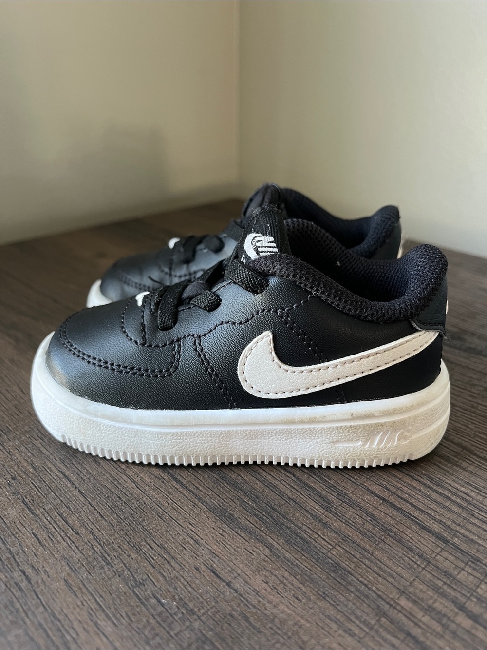 Nike Force 1 Toddler Black and white Sneakers with White Swoosh size 5C